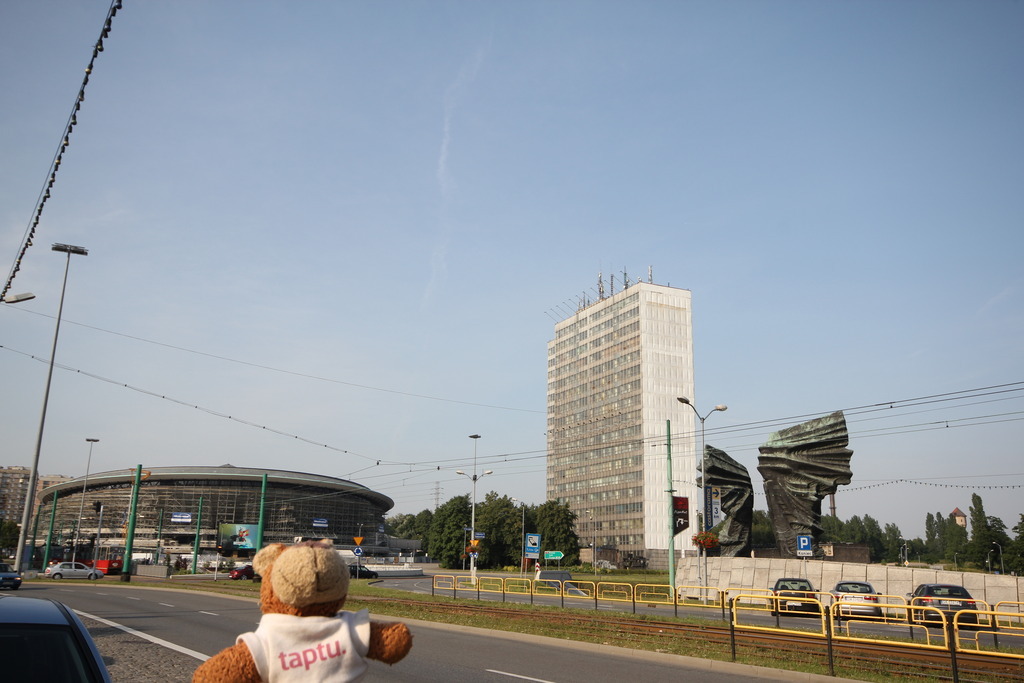 Bearaptu near yet another spaceship-shaped building, this time in Katowice. Maybe Men in Black wasn’t so fictional.