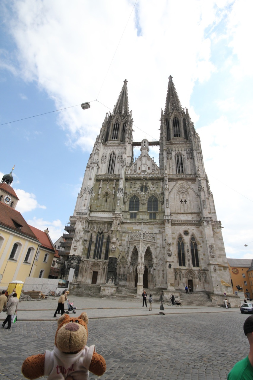 Bearaptu at the Dom in Regensburg , on the way to a Starkbierfest .