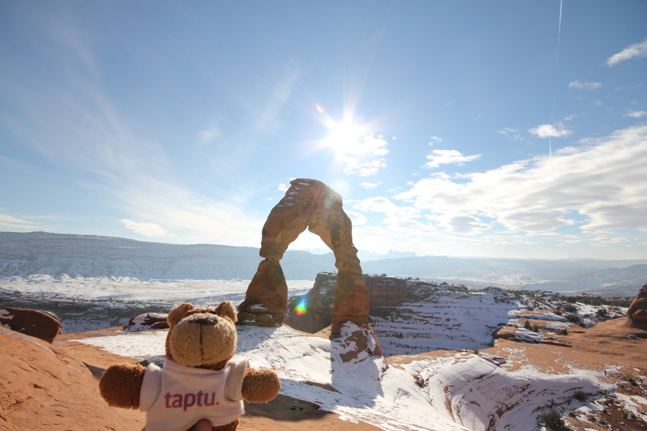 Bearaptu at Arches National Park, in front of the Delicate Arch .